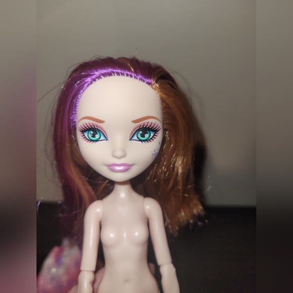 Ever After High Poppy O'Hair Fairest On Ice - Picture 7 of 9
